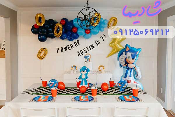 تزئینات جشن تولد سونیک با بادکنک‌های آبی، زرد و سفید به همراه بنر Power Up